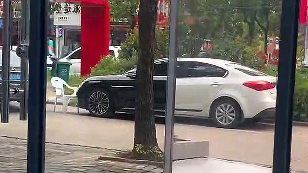 Video: Wie magisch: Auto vor Friseursalon wechselt die Farbe