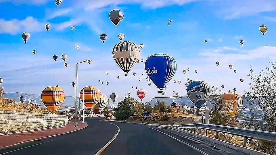 Τα πολύχρωμα αερόστατα στον ουρανό της Καππαδοκίας (VID)