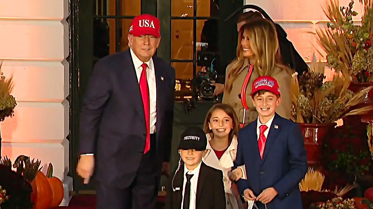 Süßigkeiten für „Mini-Trump“: US-Präsident und First Lady feiern Halloween