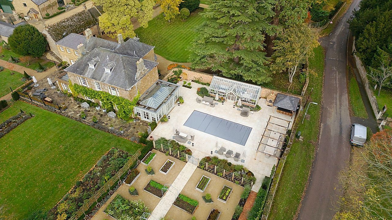 Spice Girl hat Ärger: Geri Halliwell muss Pergola an ihrem Landhaus wohl abreißen