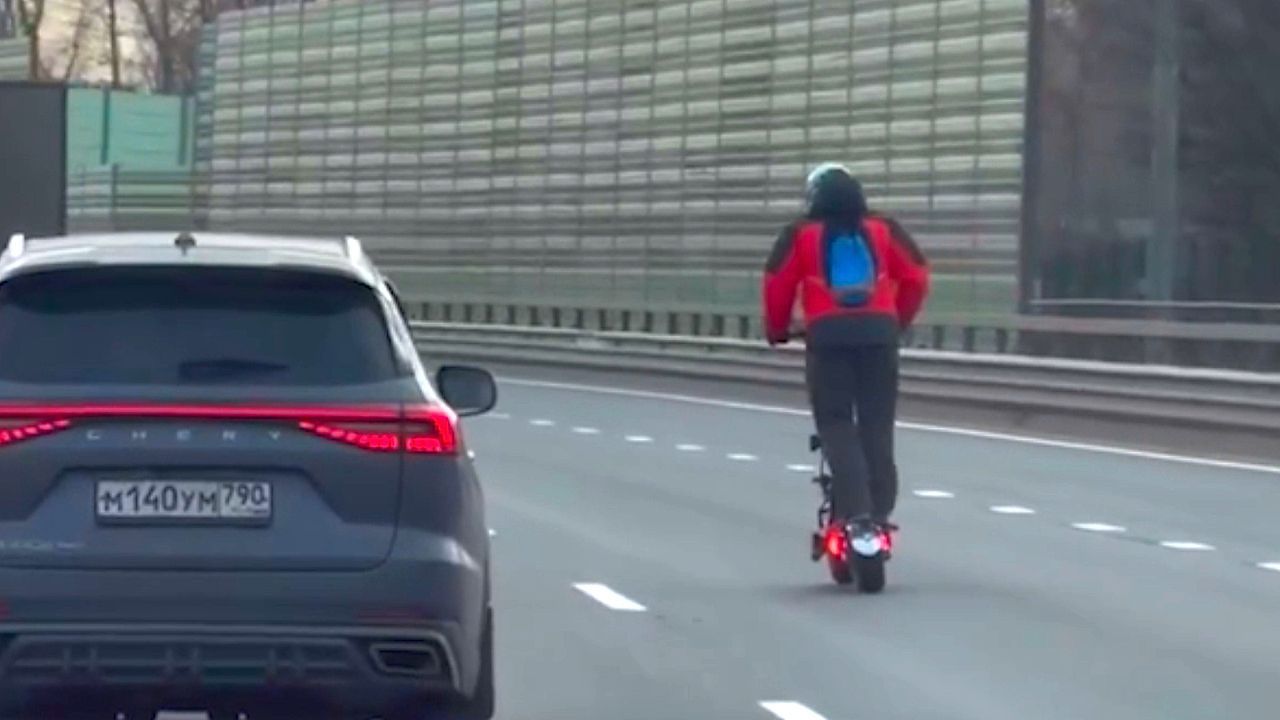 Video: Daredevil e-scooter rider weaves through Moscow traffic – at nearly 70mph