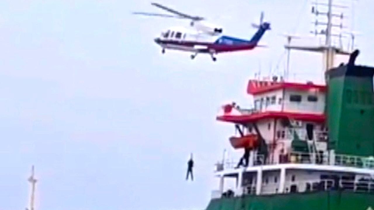 Helicopter rescues sailors from sinking cargo ship off Fujian coast
