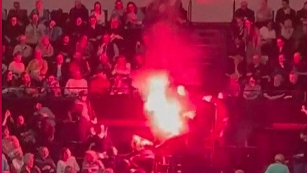 Video: Fackeln im Konzertsaal: Protest unterbricht Auftritt von Israel Philharmonic Orchestra in Paris