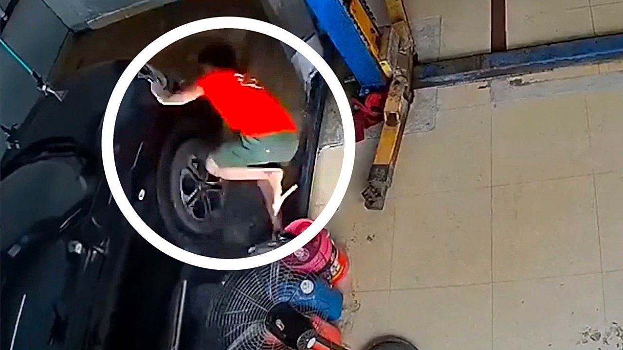 T-ckische-Waschanlage-Auto-zieht-Mitarbeiter-den-Boden-unter-den-F-en-weg