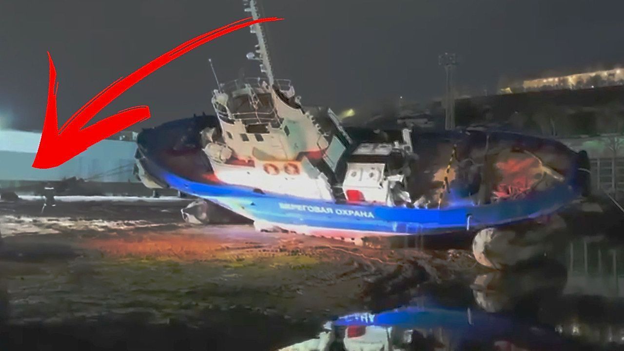 Video: Schiff der russischen Küstenwache kippt im Hafen um – Crew landet im Wasser