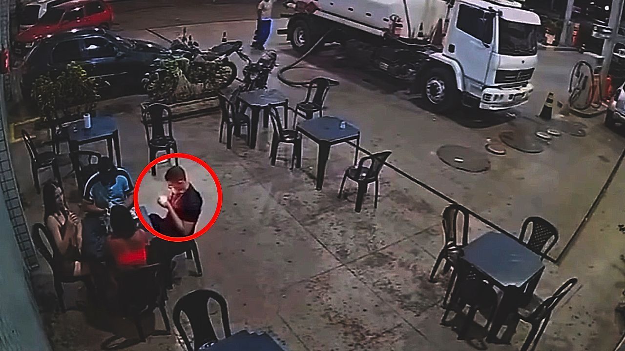 Video: Kippe im Café angezündet – Raucher löst Feuerball an Tankstelle aus