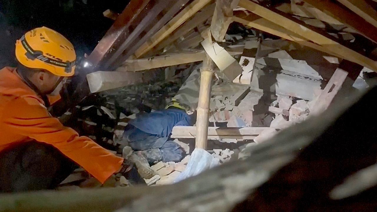 Video: Zwei Tote durch Erdrutsch in Indonesien – 21 Menschen noch vermisst