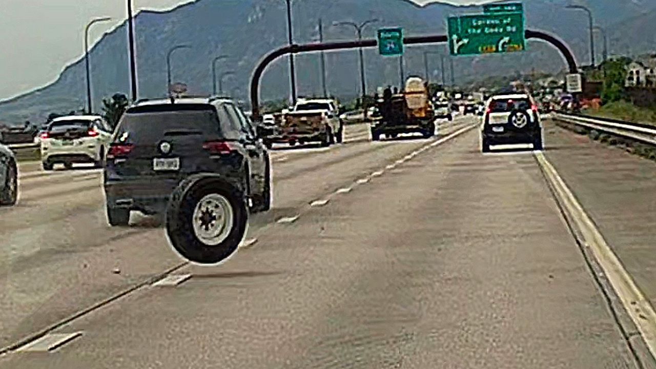 Video: Rollendes Hindernis auf dem Highway: Pick-up verliert Rad