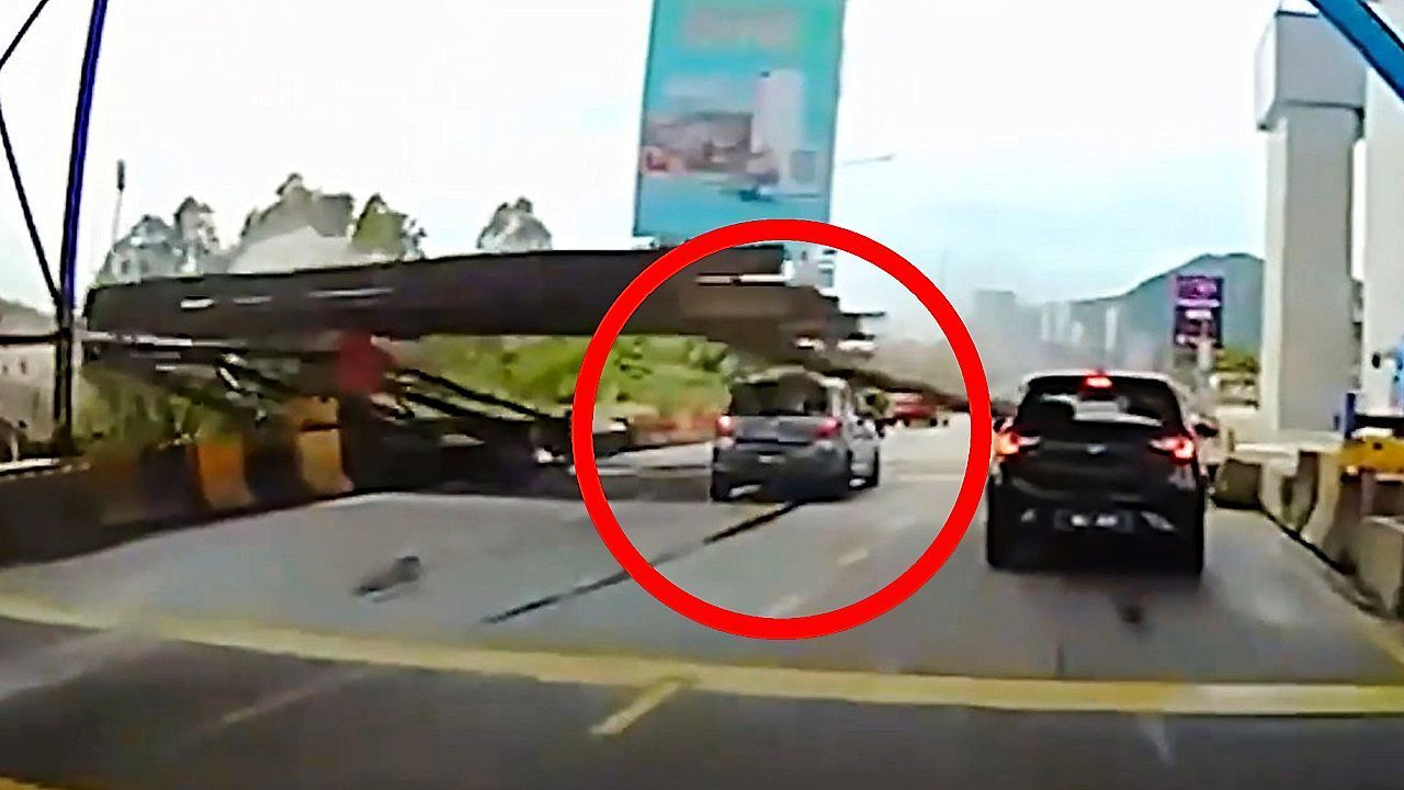 Scaffolding collapses onto highway narrowly missing drivers in Malaysia