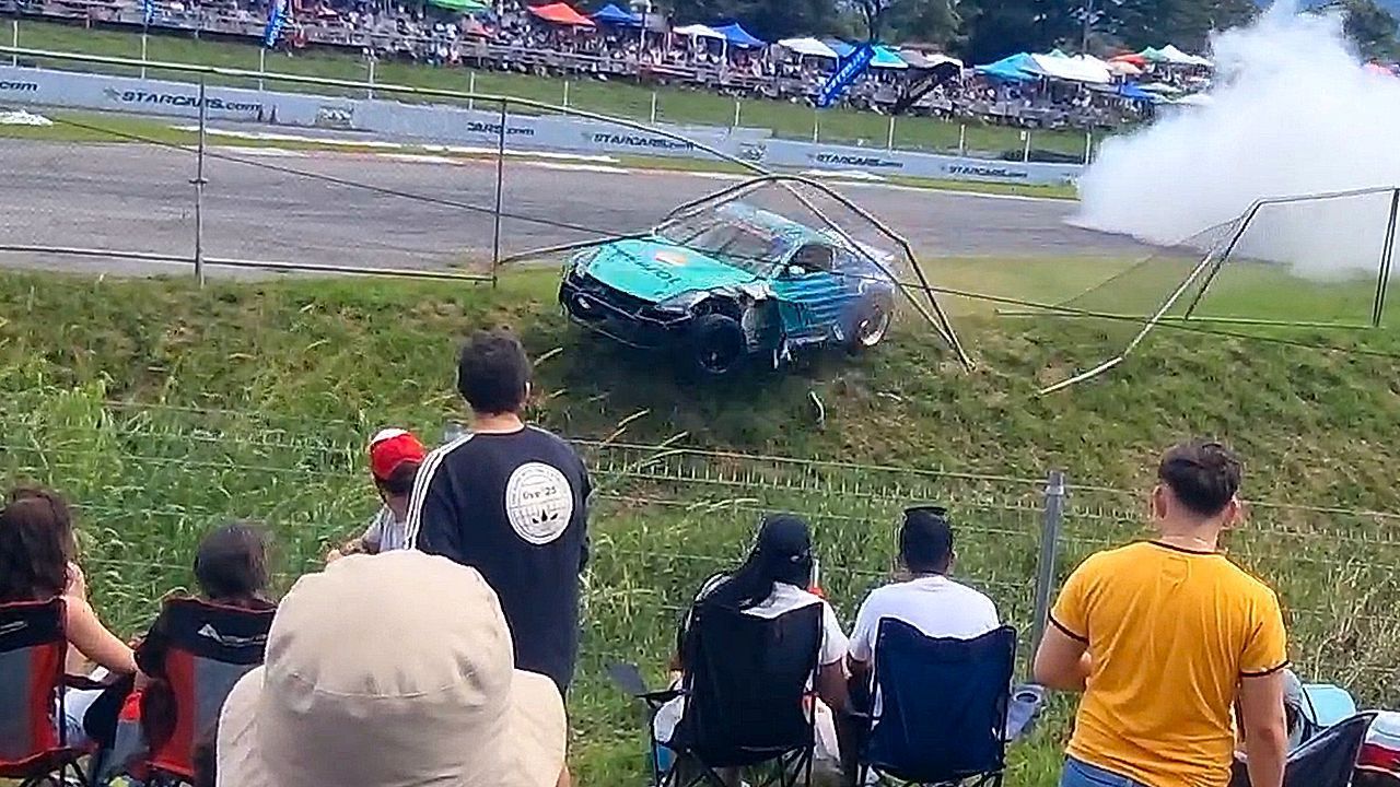 Video: Drift-Show geht schief: Fahrer rast mit Vollgas auf Zuschauer zu