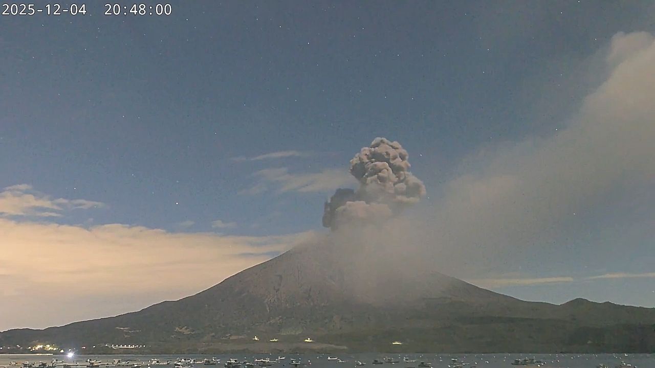 Video: Explosive eruption blasts 1600 meter plume from Sakurajima volcano