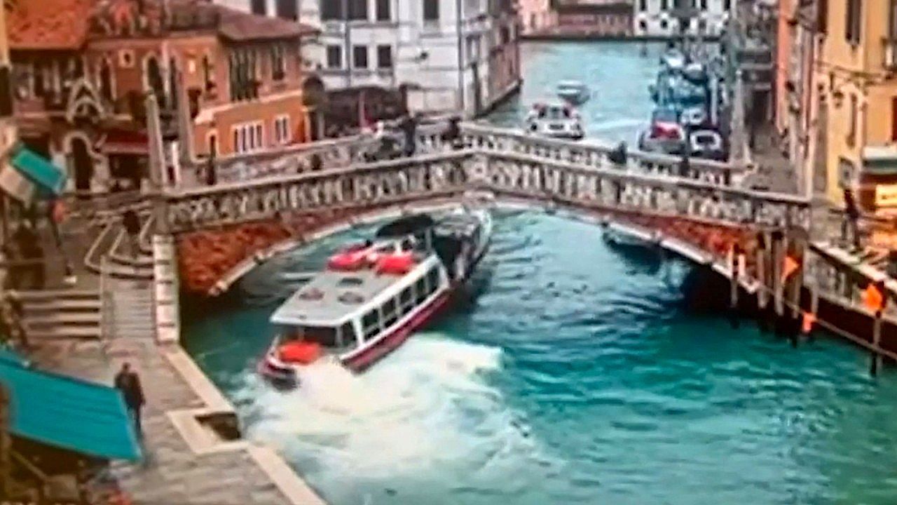 Video: Passenger boat scrapes historic bridge with sudden evasive move in Venecia