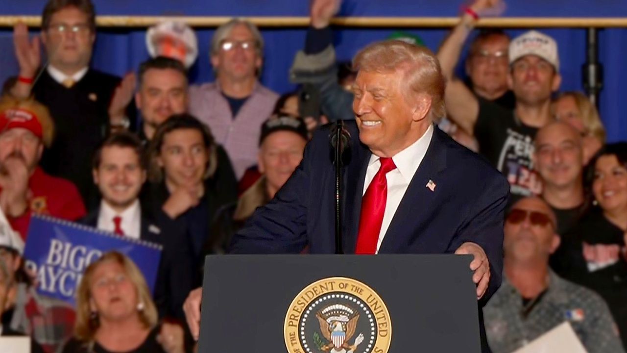 Hetze und rassistische Beleidigungen: Trump teilt bei Wahlkampfauftritt heftig aus