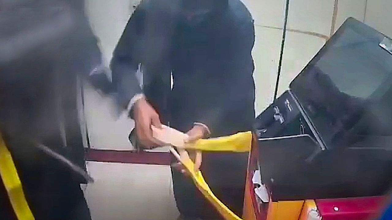 Video: Burqa-clad thieves rip out entire ATM in daring midnight heist