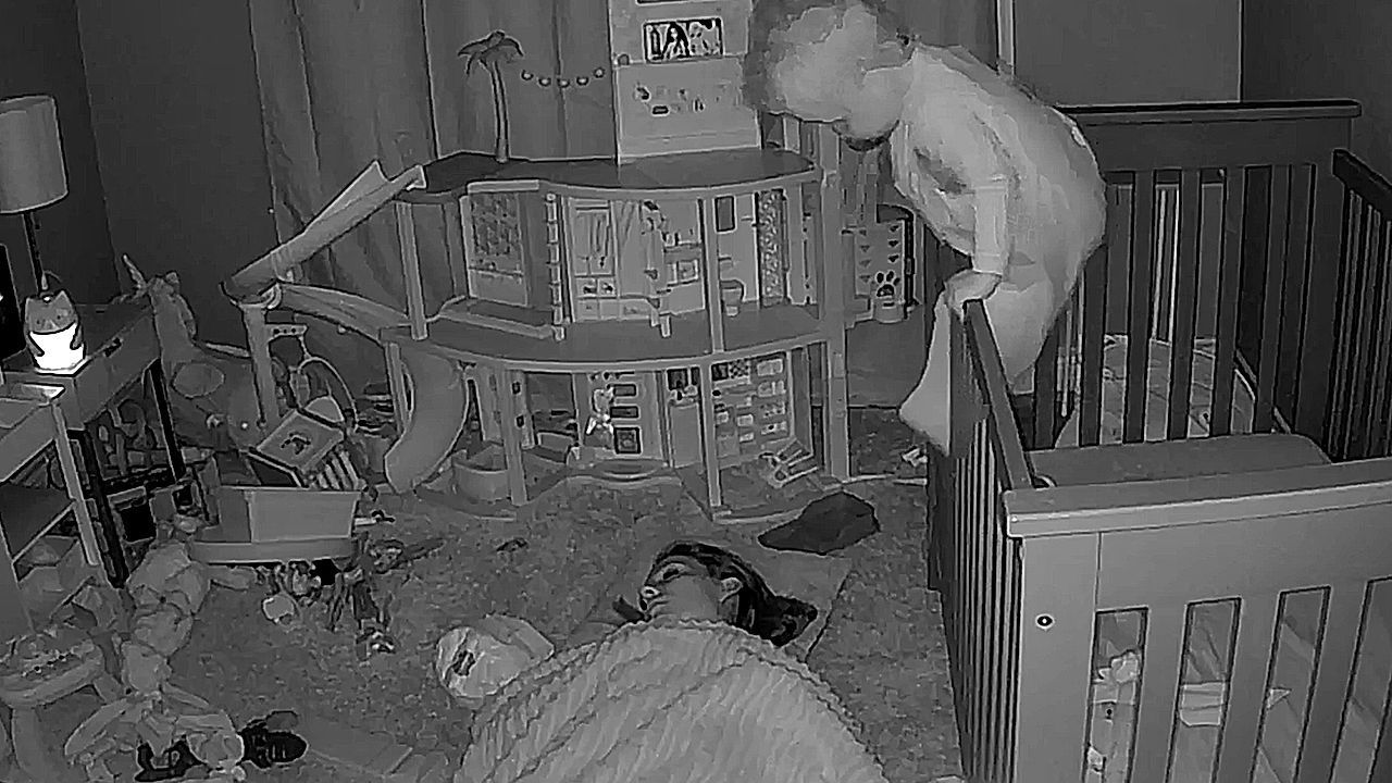 Video: Kleiner Junge klettert aus Bettchen – schlafende Mutter fängt den Sturz auf