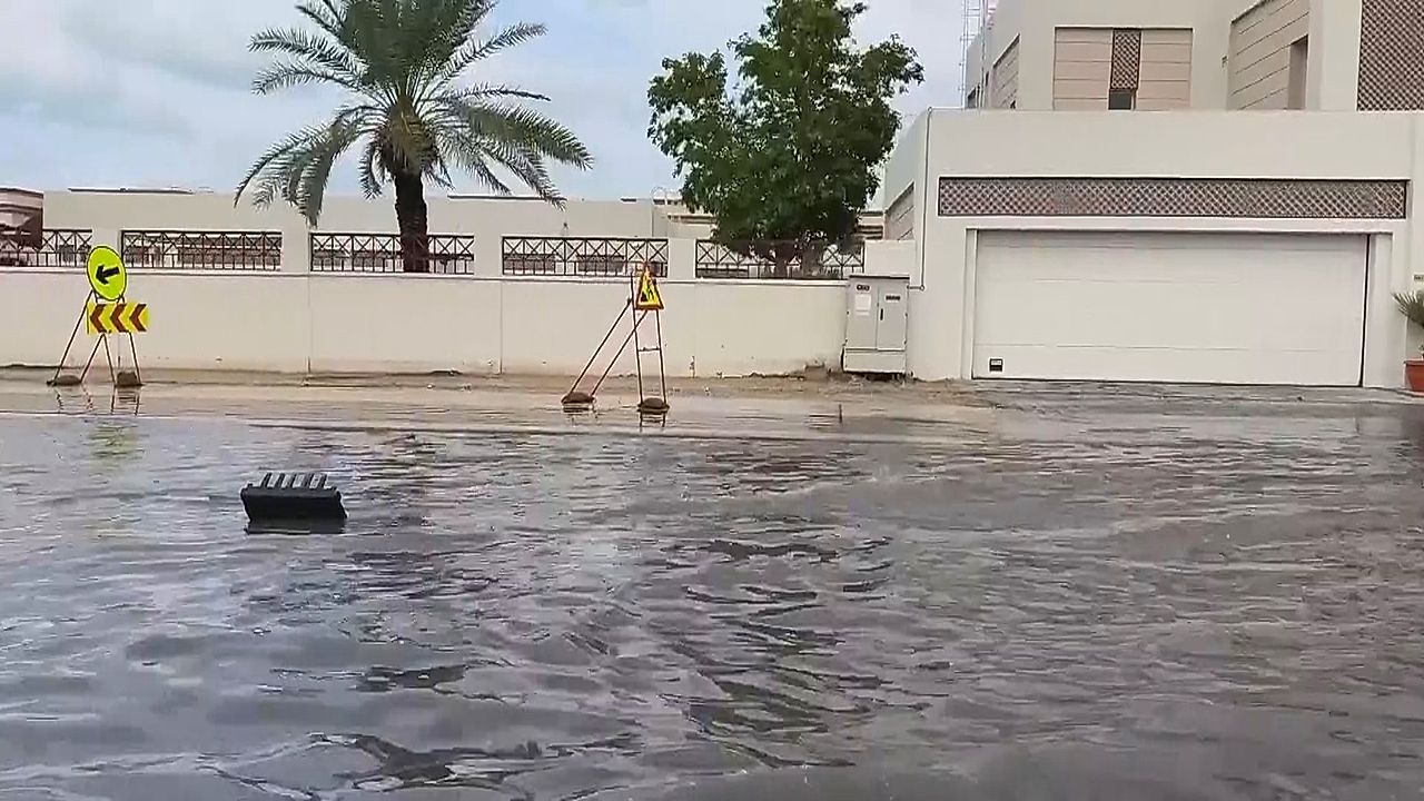 Starke Regenfälle in Dubai: Wüstenemirat steht unter Wasser