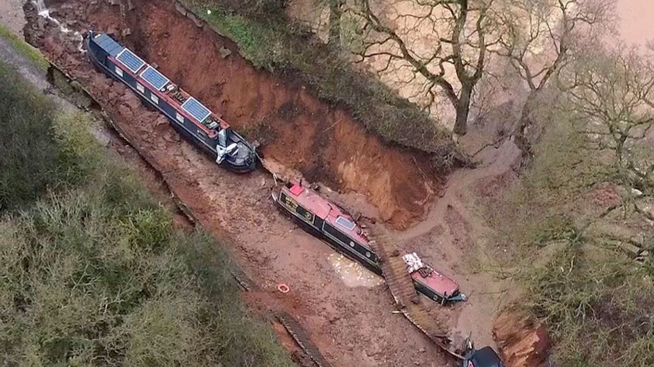 Video: Drone shows the extent: Sinkhole swallows canal boats in England