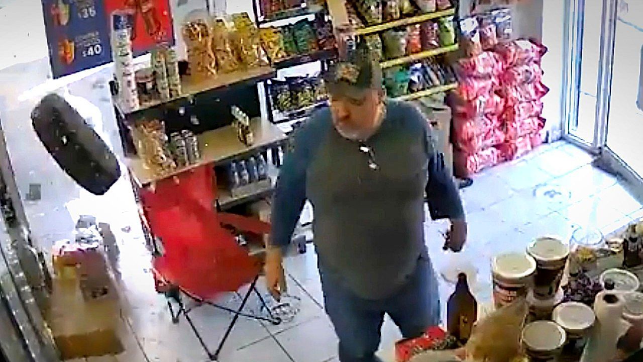 Reifen-kracht-in-Laden-Verk-ufer-und-Kunden-haben-Gl-ck