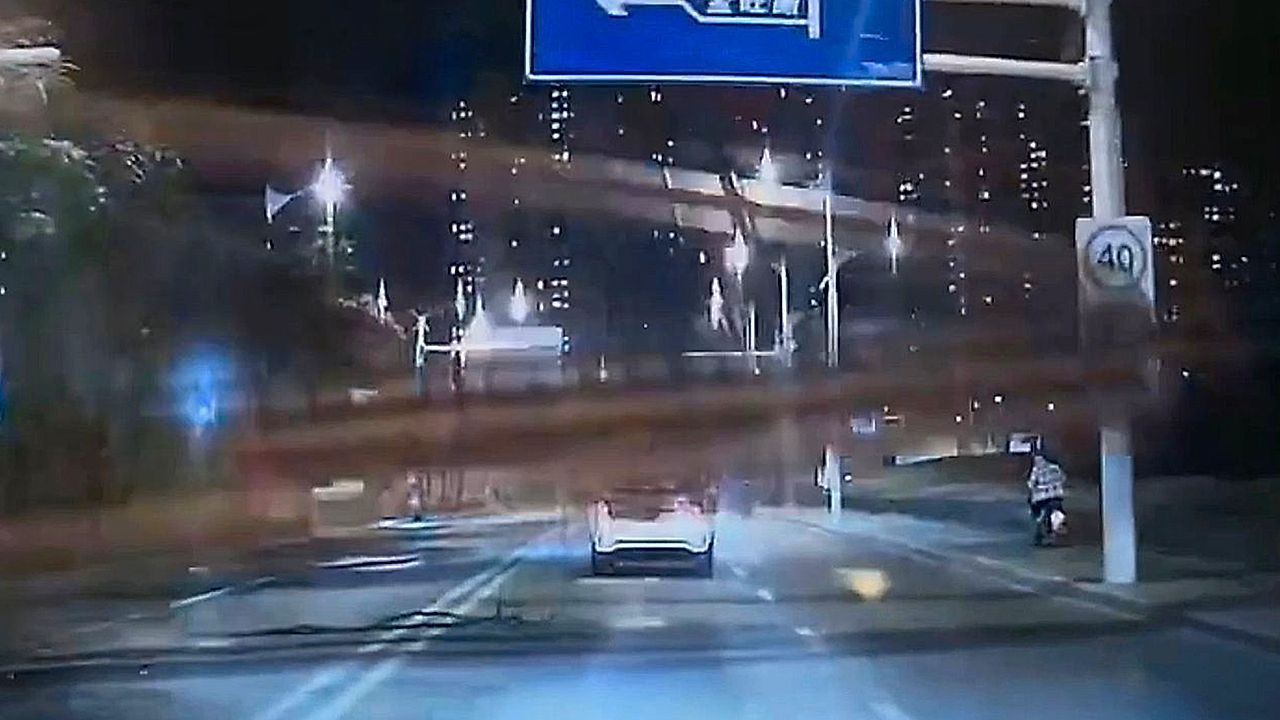 Gigantisches-Bohrger-t-st-rzt-auf-belebte-Stra-e-Autofahrer-haben-Gl-ck