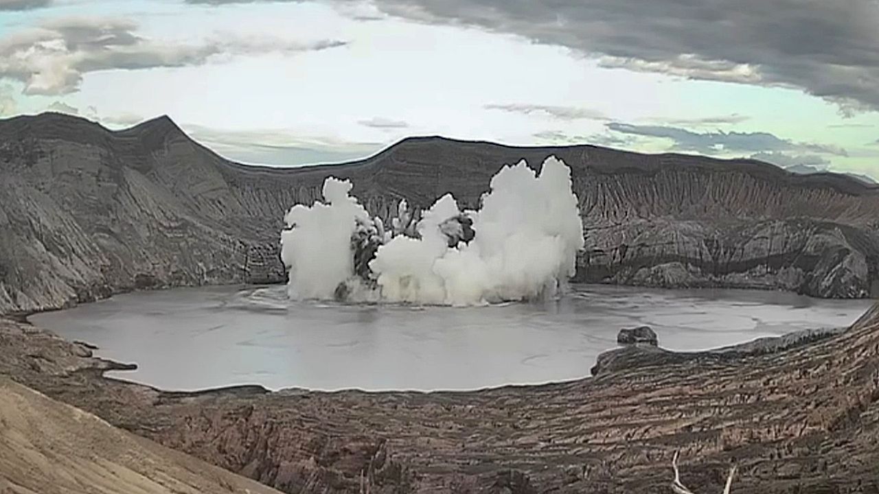Video: Vulkan-Eruption unter Wasser: Dunkle Fontänen schießen aus Kratersee