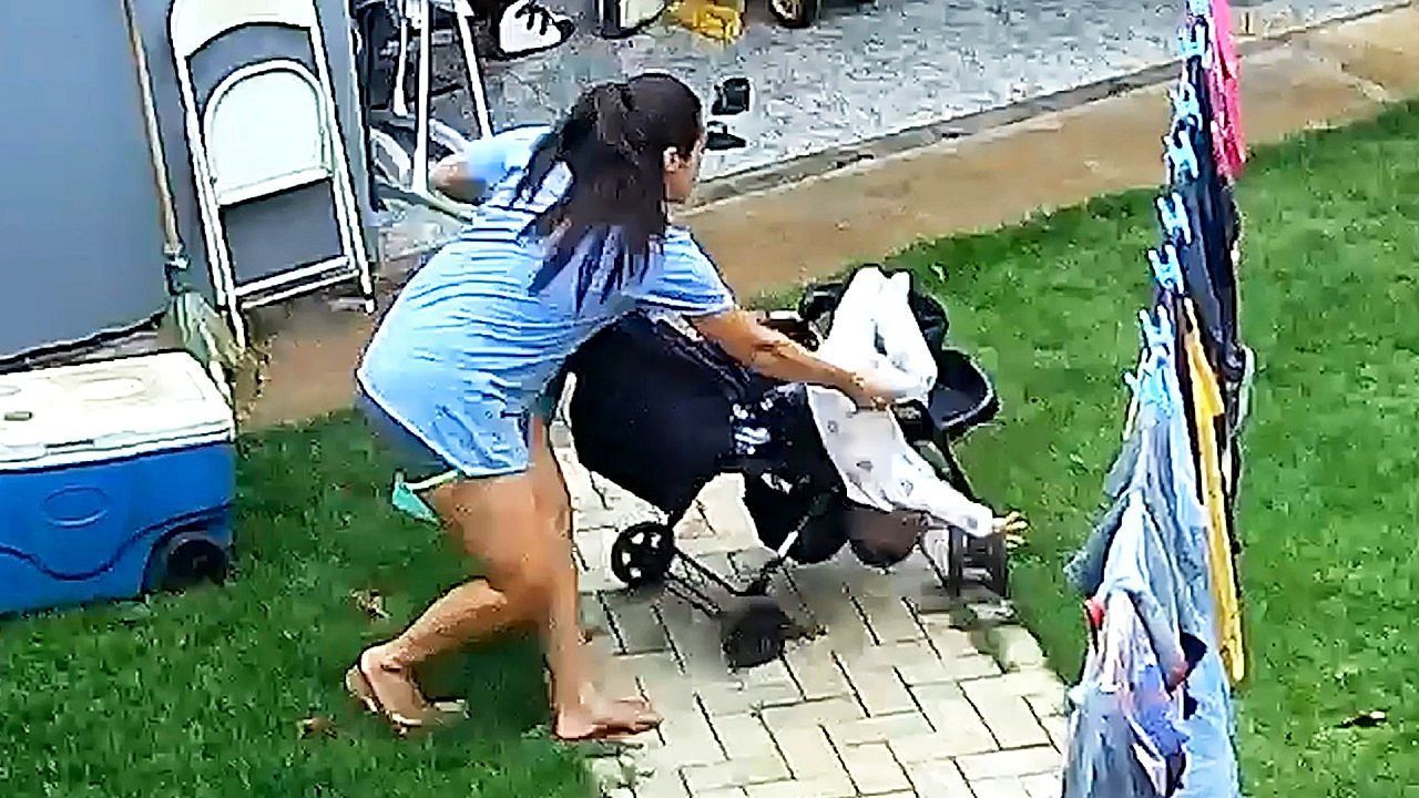 Blitzschnell-reagiert-Mutter-f-ngt-Baby-im-Sturzflug-auf