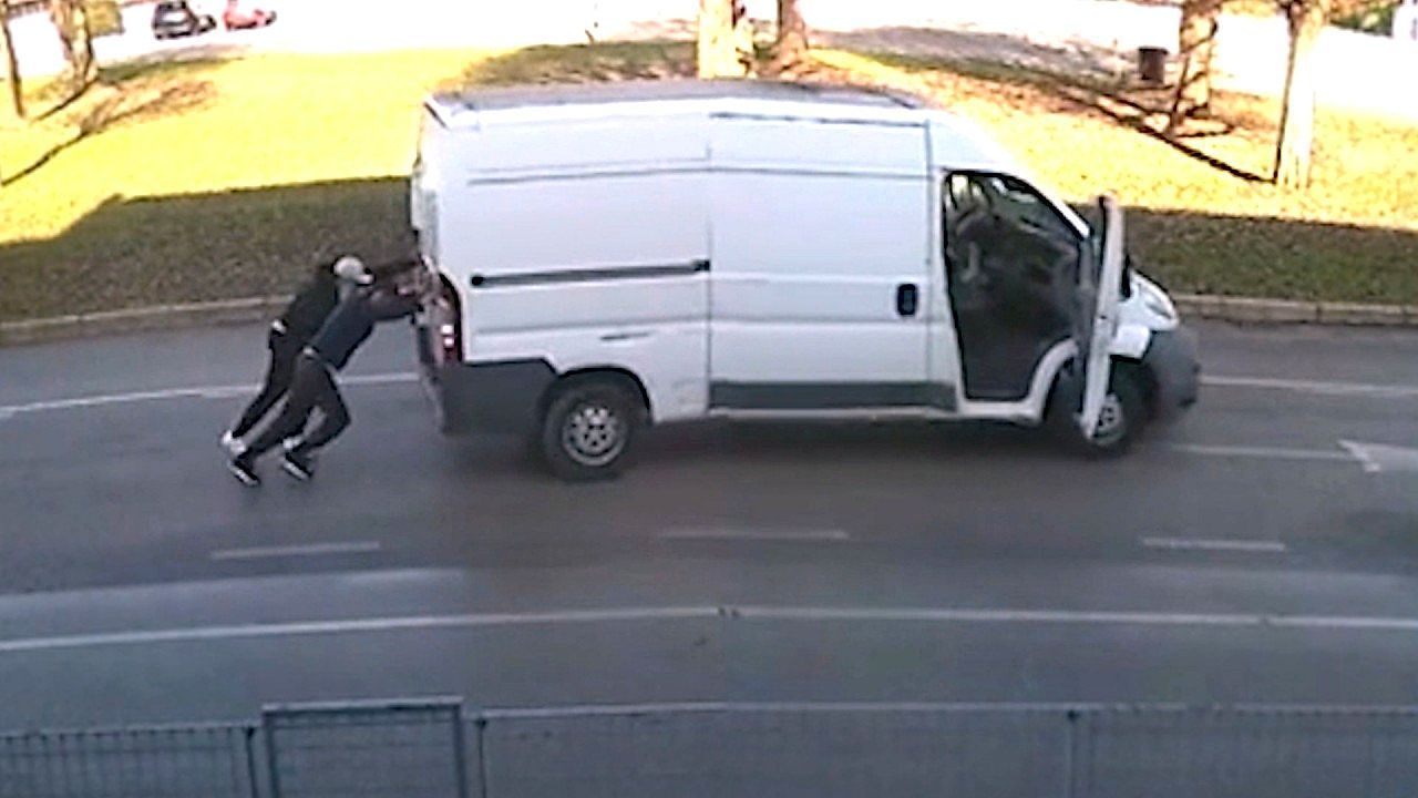 Video: Fluchtfahrzeug streikt: Diebe schieben Beute weg