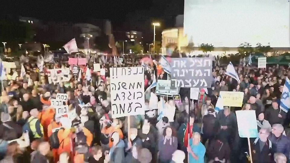 Proteste in Tel Aviv: Demonstranten fordern Sturz der Regierung Netanjahu