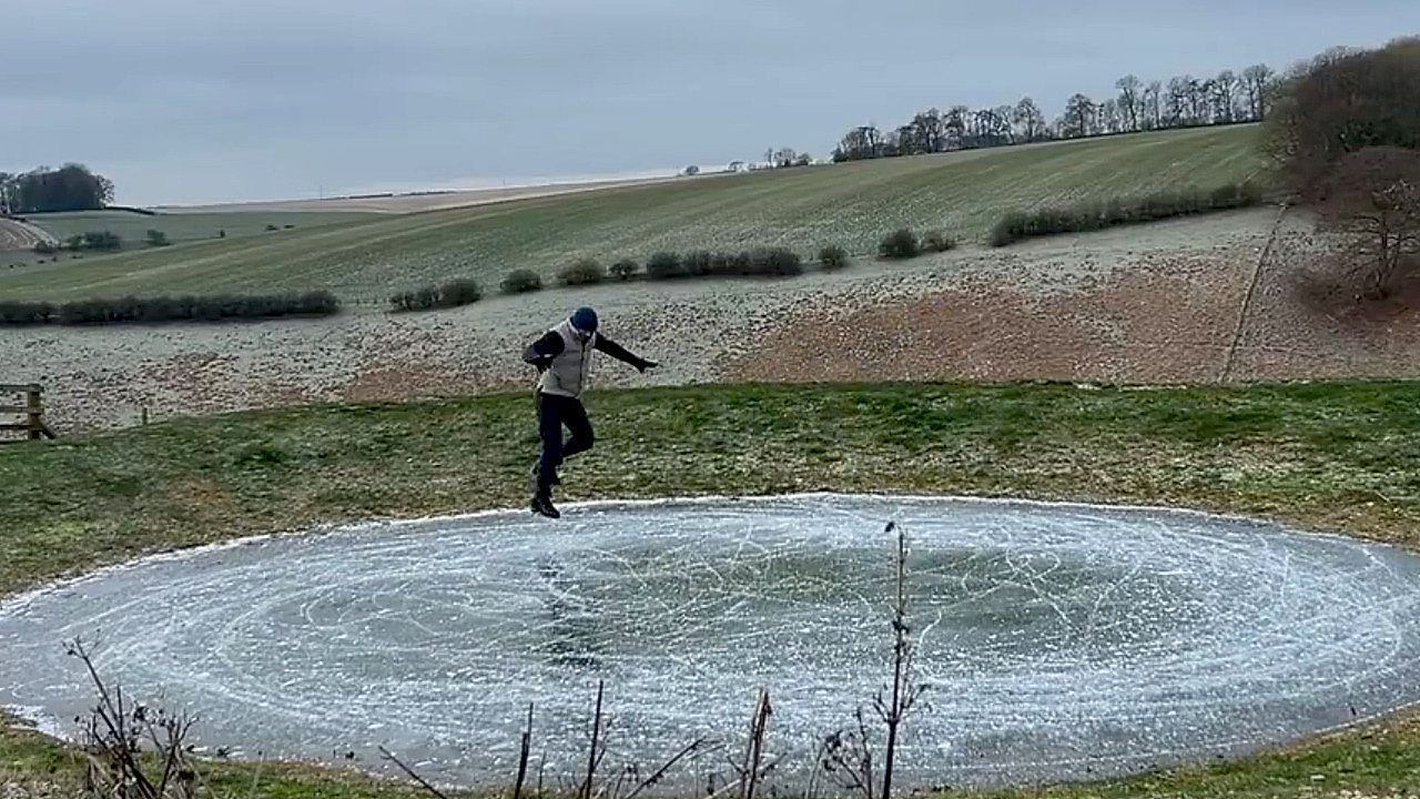 Eislauf-im-Mini-Format-Brite-nutzt-gefrorenen-Teich-f-r-Pirouetten
