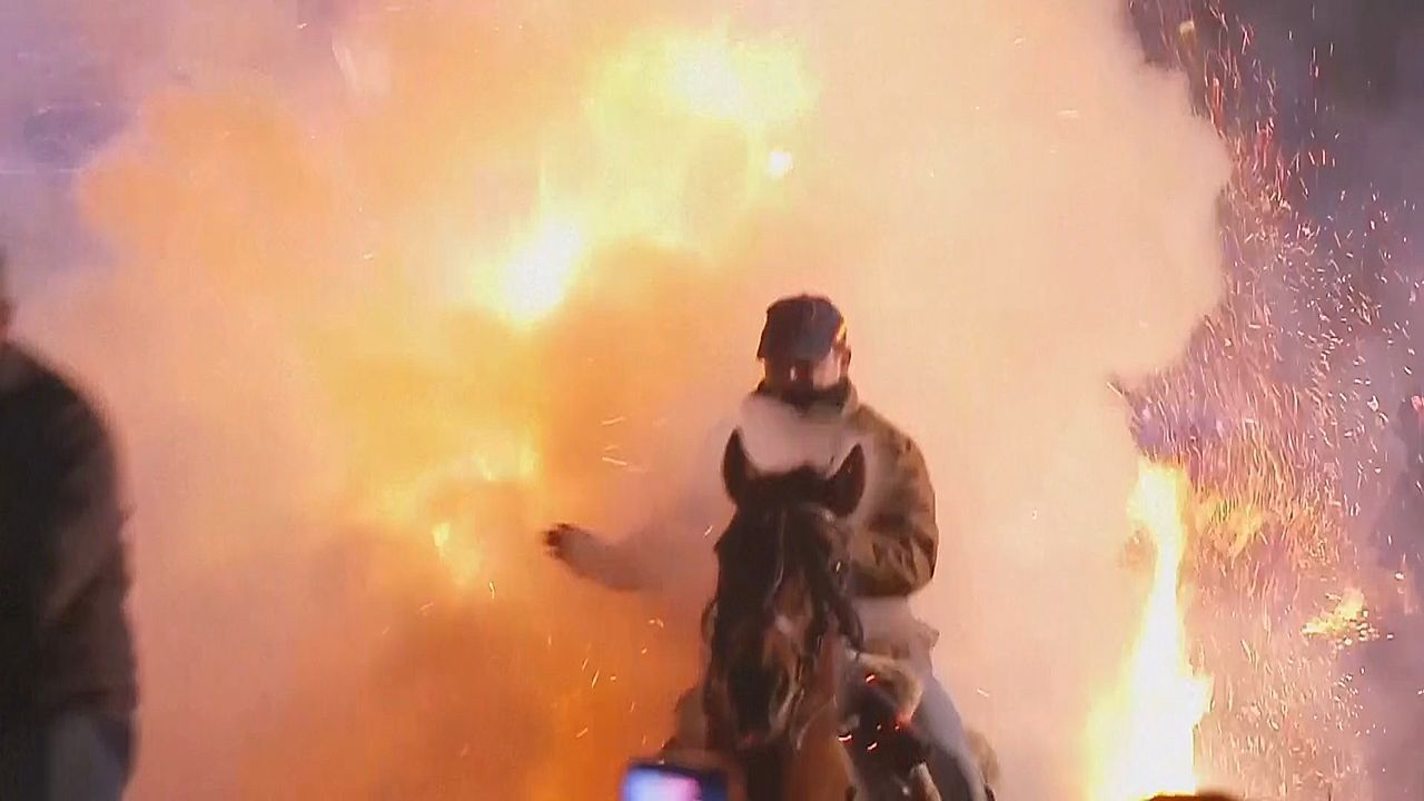 Video: Reinigung fürs neue Jahr: Pferde galoppieren durch Flammen in Spanien