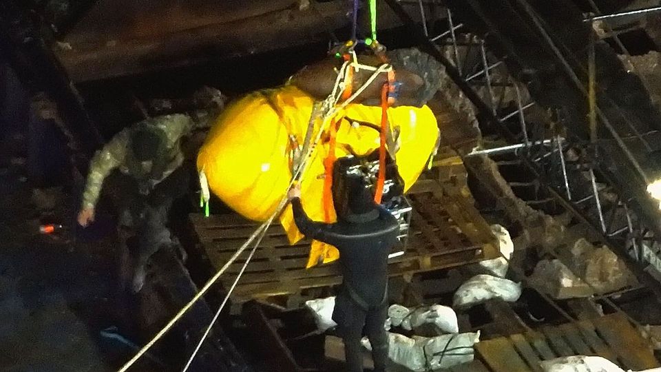 Weltkriegsbombe im Yachthafen: Taucher entfernen explosiven Fund