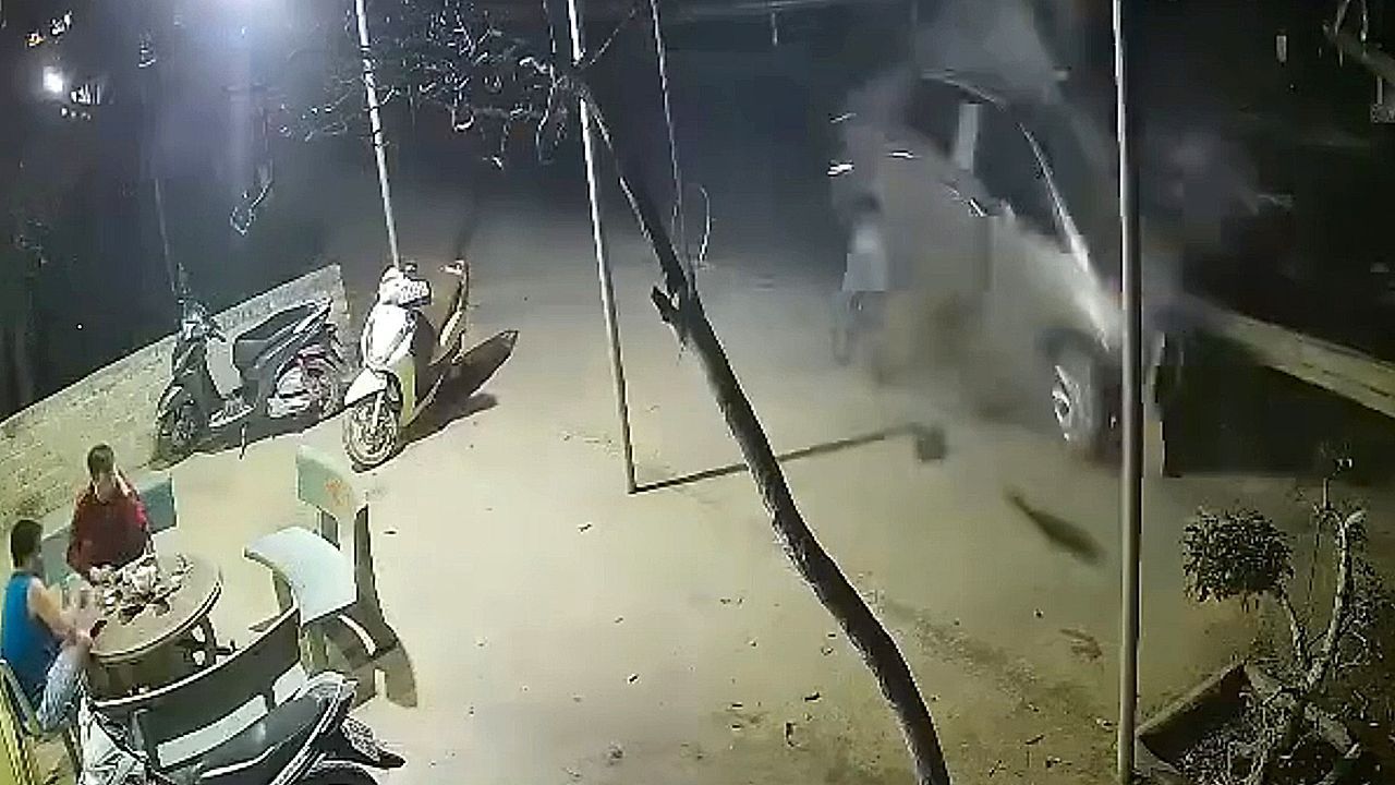 Video: Wagen zerfetzt: Fahrer rast in Leitplanke – und hat Schutzengel
