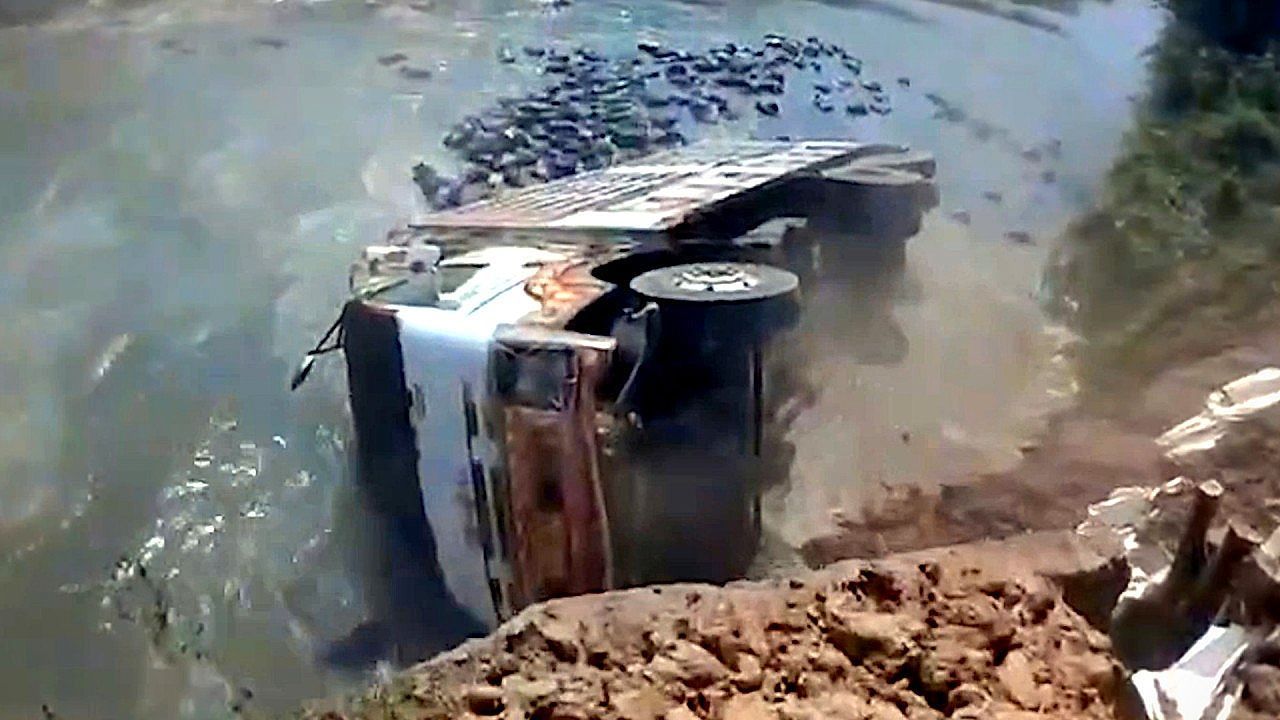 Drug-truck-chase-ends-in-a-dramatic-way-in-Thailand