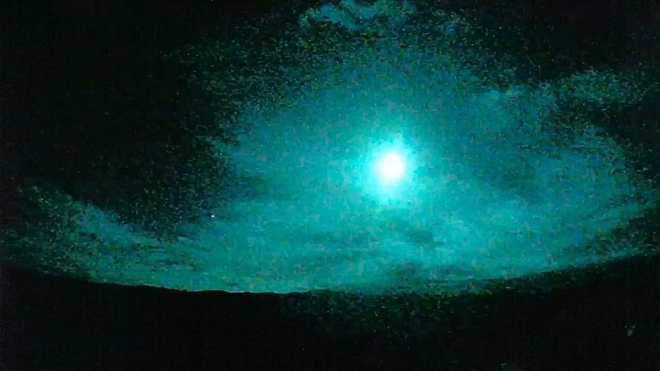 Nacht wird zum Tag: Meteor erleuchtet Himmel über Spanien