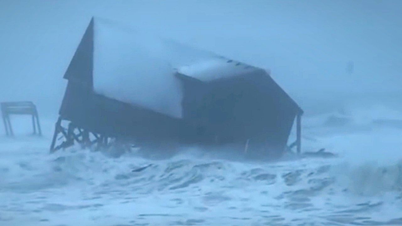 Video: Pure Naturgewalt: Haus stürzt in North Carolina ins Meer
