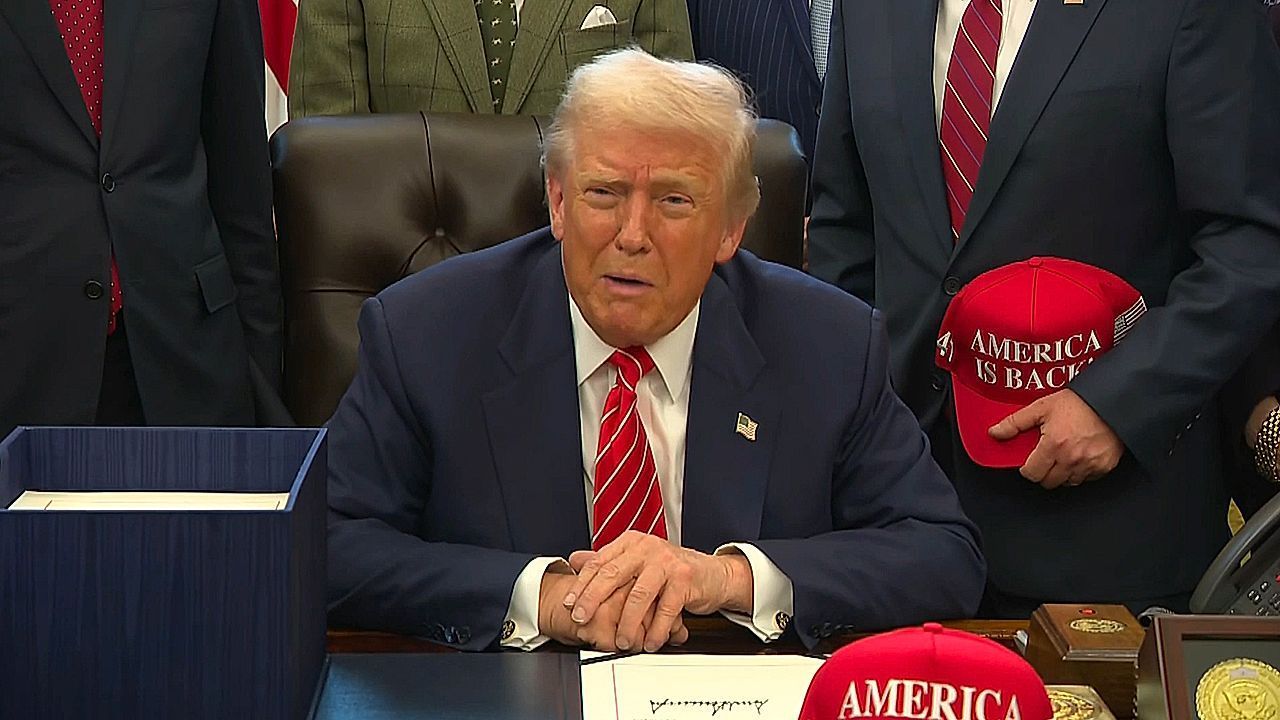 Video: „Habe noch nie ein Lächeln gesehen“: Trump beleidigt CNN-Journalistin nach Epstein-Frage