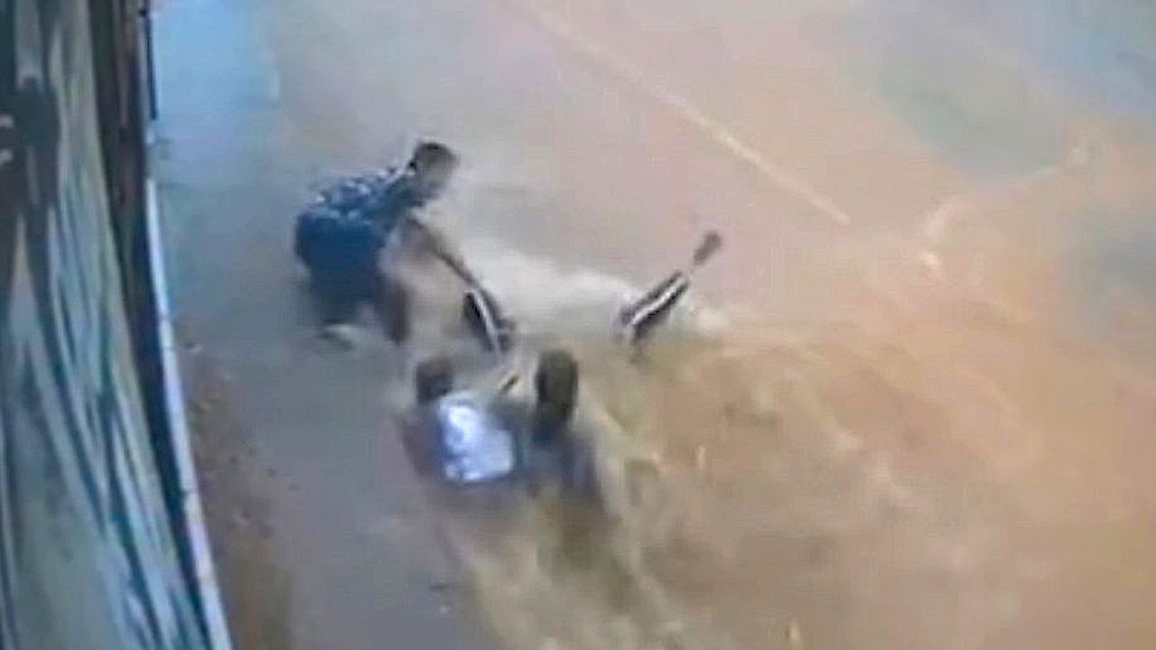 Von-Flut-mitgerissen-Mann-springt-Mutter-und-Kind-hinterher