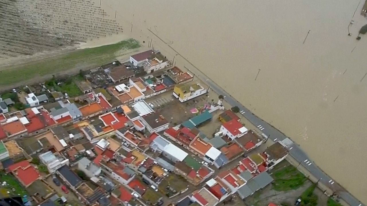 Sturm-Leonardo-Luftaufnahmen-zeigen-heftige-Fluten-in-Andalusien