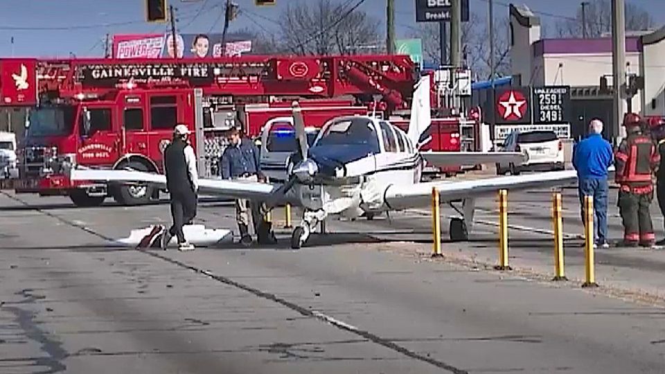 Mitten im Berufsverkehr: Flugzeug landet in Georgia auf Straße und rammt drei Autos