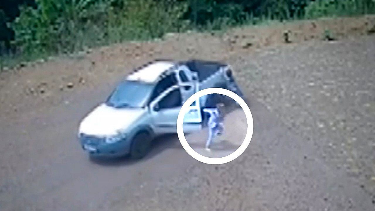 Video: Rettung in letzter Sekunde: Sechsjährige Zwillinge springen aus rollendem Auto
