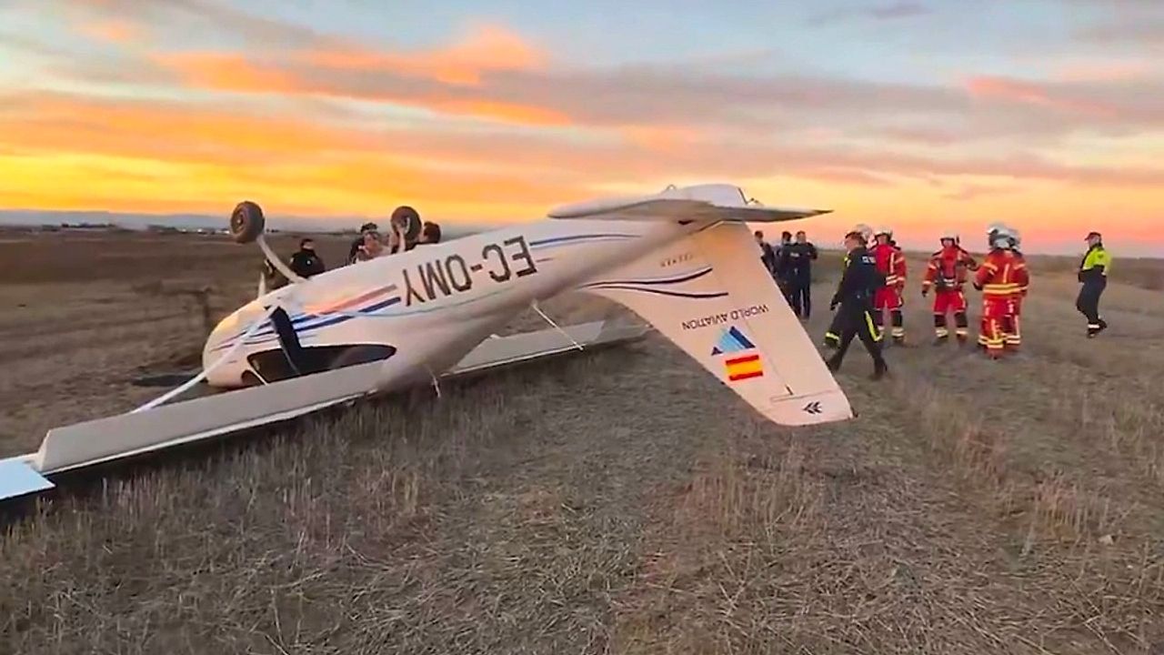 Video: Notlandung kopfüber: Kleinflugzeug überschlägt sich – Pilot nicht verletzt