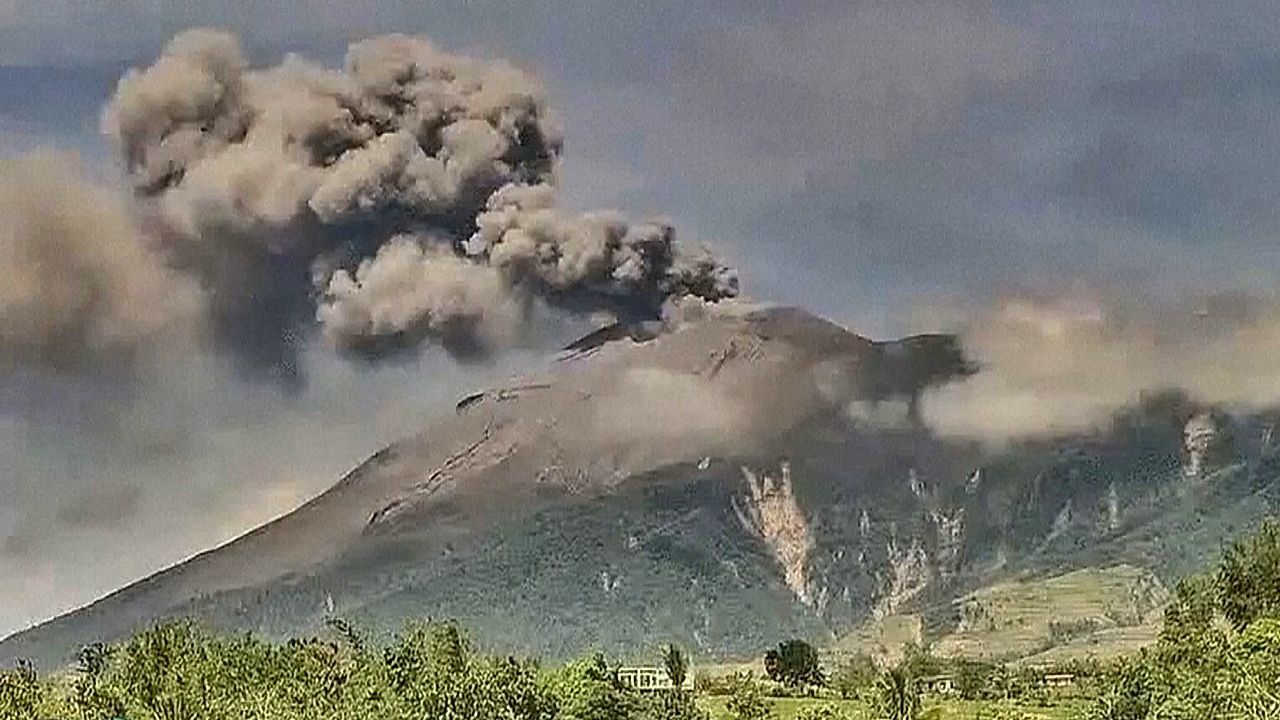 Video: Aschewolke auf den Philippinen: Vulkan Kanlaon bricht spektakulär aus