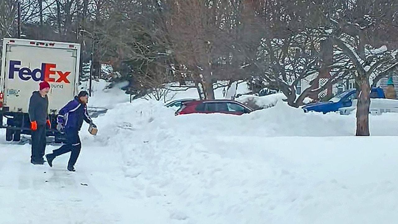 Video: Unglaublich engagierte Lieferung: Paketbote sprintet durch Tiefschnee in Vorgarten