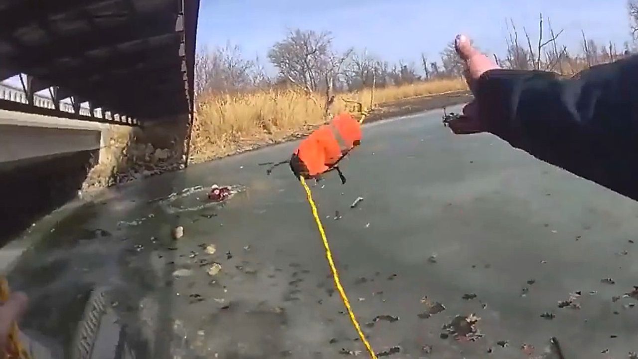 Video: Gezielter Wurf: Polizist zieht Mann mit Leine aus eisigem Wasser