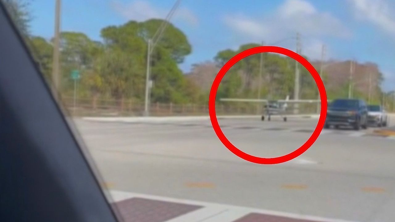 Video: Bizarrer Anblick: Kleinflugzeug landet in Florida mitten im Verkehr