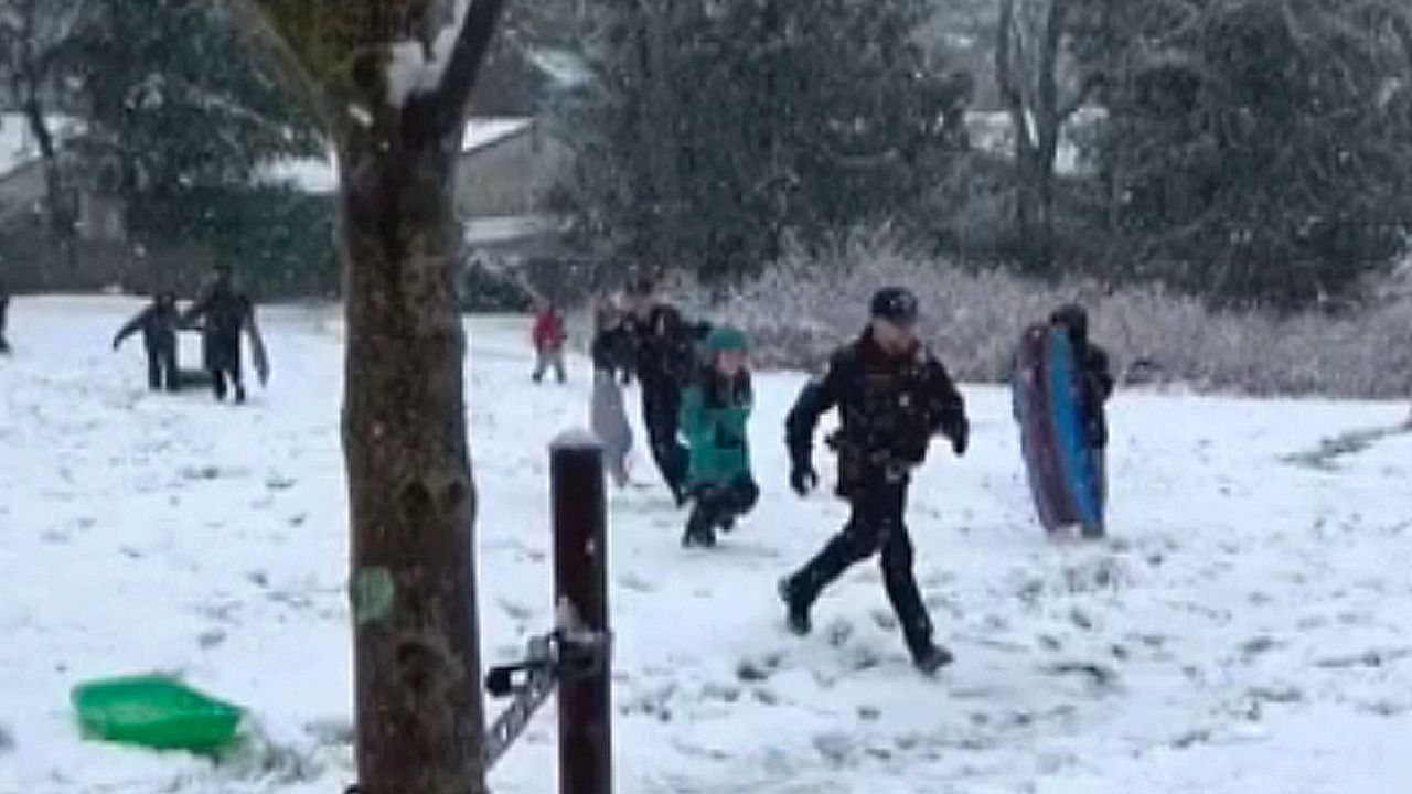 Video: Washington police take on local kids in snowball fight