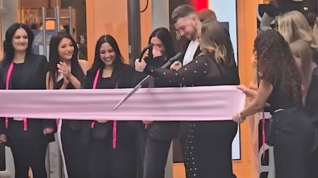 Video: Peinlicher Auftritt: Victoria's Secret-Managerin scheitert mit Schere an Einweihungsband