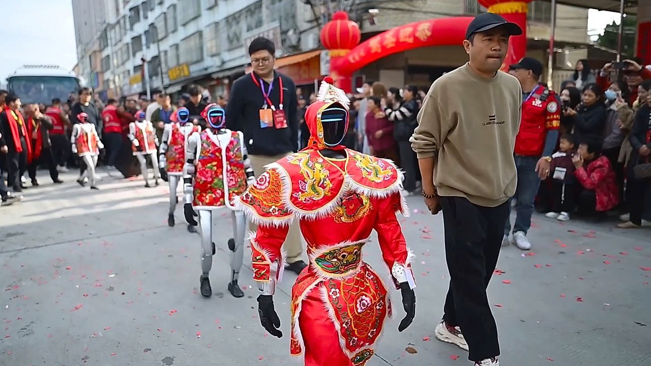 Video: Roboter bei Götter-Parade: Maschinen begleiten chinesische Prozession