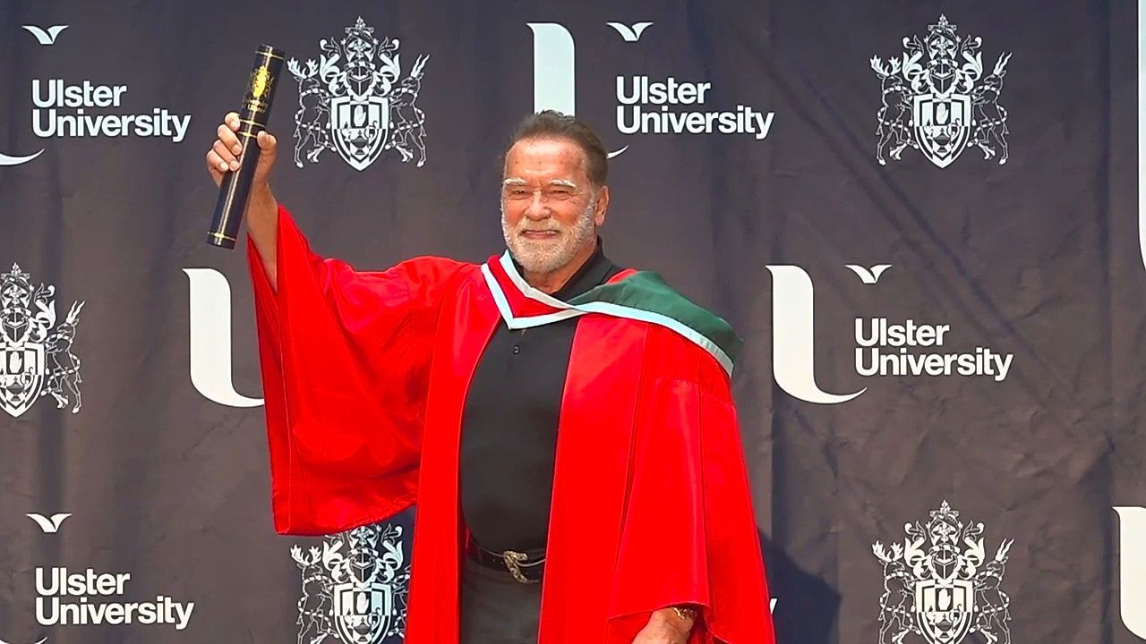 Video: Dr. Schwarzenegger: Arnold bekommt Ehrendoktorwürde in Belfast