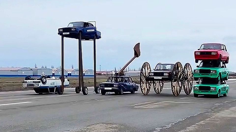 Bizarres Rennen in Russland: Seltsame Autos fahren um die Wette