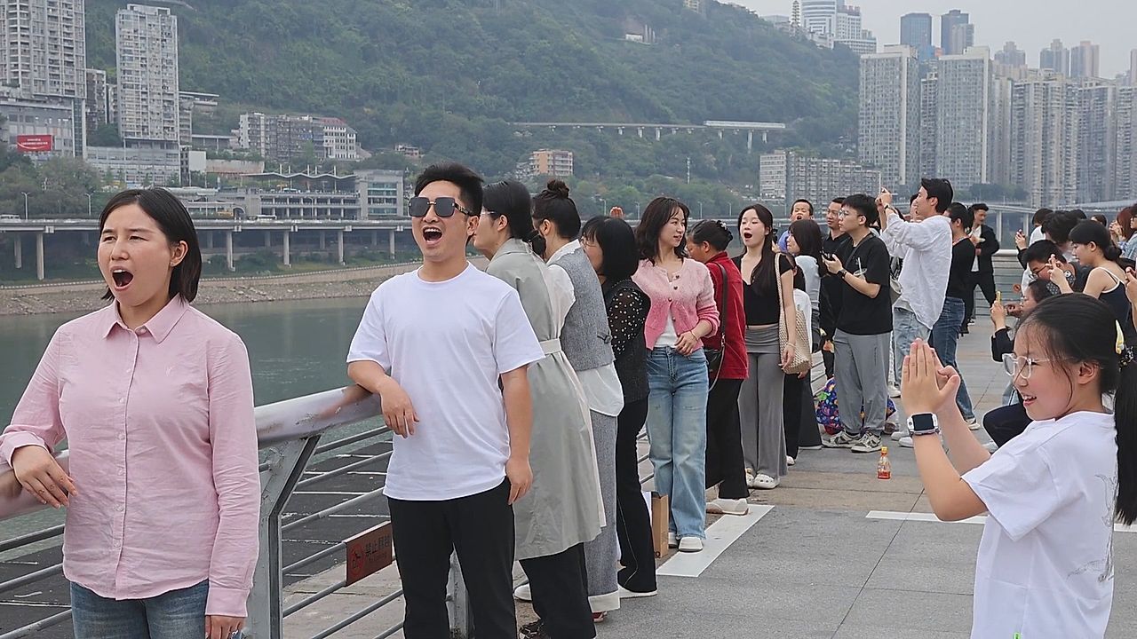 Video: Massenkreativität: Touristenmenge stellt sich für Zug-Schluck-Foto in Reihe auf